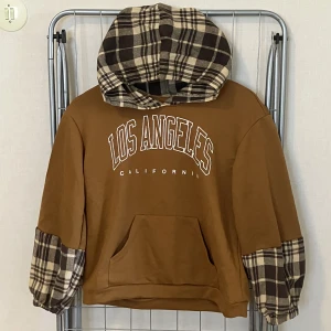 Hoodie - Korta i ärmarna trots storleken 