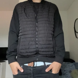 Threadbare Cardigan - Säljer min threadcardigan, köpt för 1000 på Zalando men säljer den för 350. Bra skick, använd ca 10 gånger 