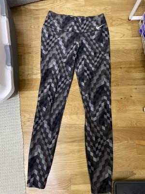 Gråa Nike träningsbyxor - Säljer de pga att jag inte använder de. Aldrig använt