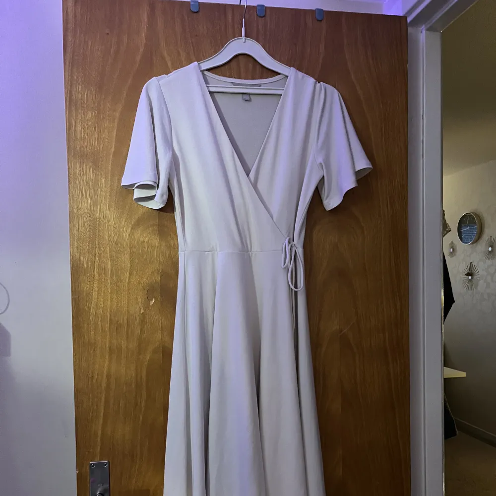 En fin vit medellång klänning. Säljer denna klänning då ja inte använder den. Bra skick . Klänningar.
