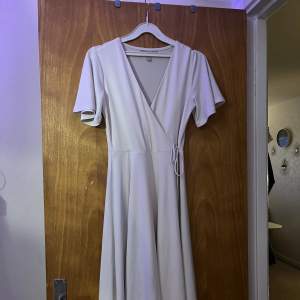 En fin vit medellång klänning. Säljer denna klänning då ja inte använder den. Bra skick 