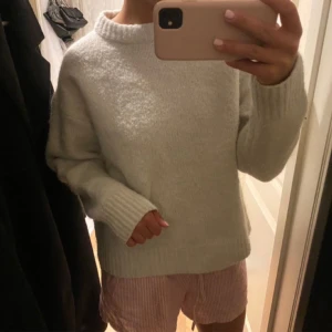 Stickad tröja Zara - En vit stickad tröja ifrån Zara i bra skick. Lägger upp igen pga oseriös köpare!! SÄNKT PRISET, passa på!!