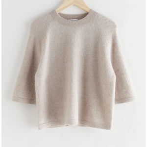 Kortärmad tröja - En jättefin tröja från & Other Stories. Använd fåtal gånger men inga tecken på användning. Köpt för 690kr. Skriv privat för fler bilder💕💕 