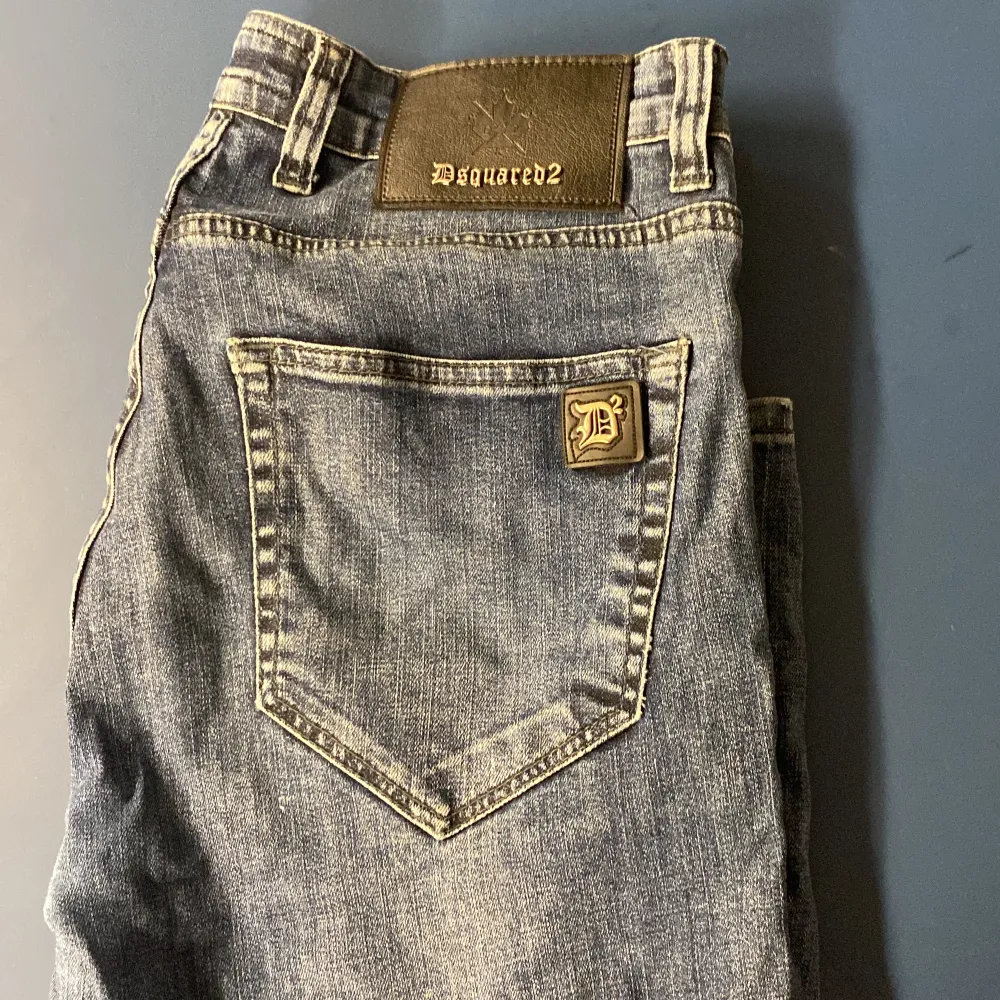 Helt nya jeans dom ser slitna ut men det är modellen! Snabb affär bra pris. Jeans & Byxor.