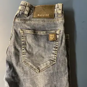 Helt nya jeans dom ser slitna ut men det är modellen! Snabb affär bra pris