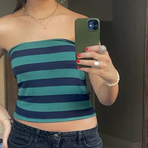 Topp - Super trendig randig Topp💙💚  Köpt i en liten butik i Italien! Den har inte använts särskilt mycket så i gott skit😊