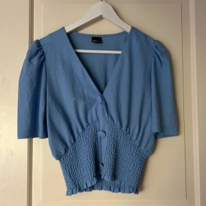 Blå blus - Jättefin blå blus från GinaTricot i strolek s. Sällan använd! 