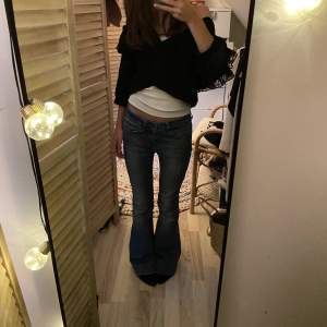 Ett par utsvängda Lågmidjade Anine Bing jeans som kostar runt 2000kr i nypris och som inte finns att köpa på hemsidan längre
