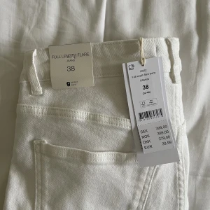 Vita bootcut jeans - Vita full length flare jeans från Gina tricot. Aldrig använda med lapparna på fortfarande. Lånade bilder men ifall ni vill ha mer bilder så är det bara och skriva🙌Köpta för 400kr och kostar nu 500kr på Gina tricot!!