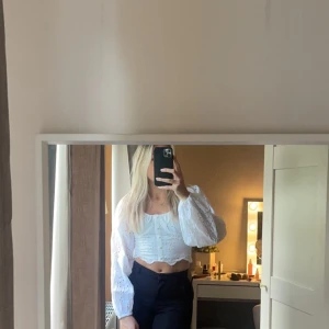 Vit topp  - Vit topp från Gina i storlek S