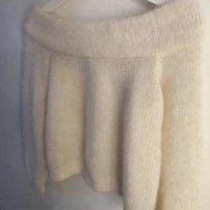 Off shoulder tröja🤍 - Så mysig lurvig off shoulder tröja🤍 Perfekt nu till hösten och vintern💕 Står XS i den men funkar abslout till S med! Hör av dig för fler bilder eller frågor!😇