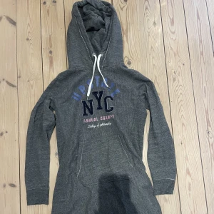 Huvtröjs klänning  - Tänk dig en huvtröja men som klänning perfekt att gå runt i hemma