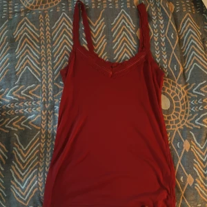 rött spetslinne💋 - rött spetslinne från edc❤️ strl s men passar större pga väldigt stretchigt, lite stort på mig med xs! otroligt bekvämt material