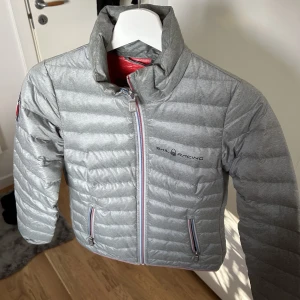 tunn dunjacka sail raicing  - Säljer en jättesnygg jacka från sail raicing! Bra kvalitet och i jättefint skick! Storlek xs!🫶🏽