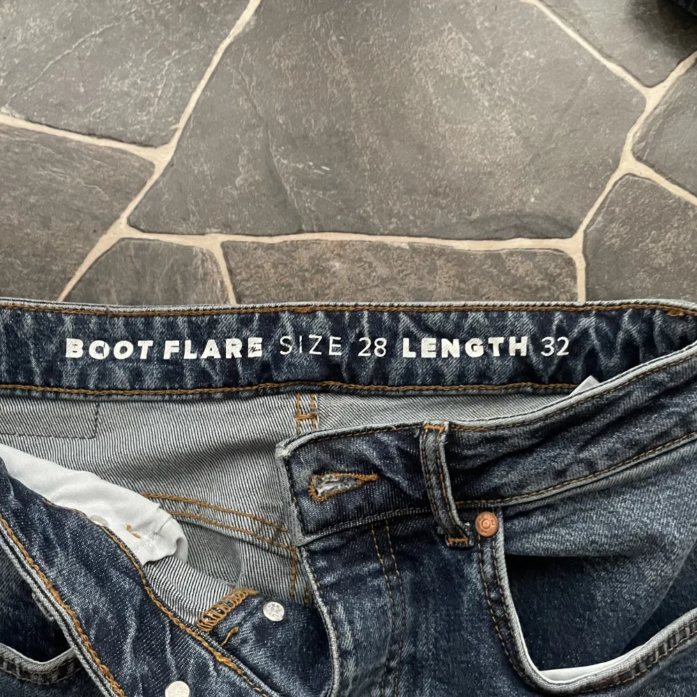 blå bootcut jeans från BikBok i strlk 28/32, högmidjade, är 169cm lång och byxorna är lite för långa för mig. använts ganska mycket det senaste året men har nu blivit för stora💕 . Jeans & Byxor.