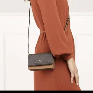 Michel Kors axelremsväska  - Säljer min Michel Kors väska som endast använts ett fåtal gånger. Säljs pågrund av att jag inte fått användning av den. Nyskick. Nypris 1200kr. Mitt pris 900kr Priset kan diskuteras.