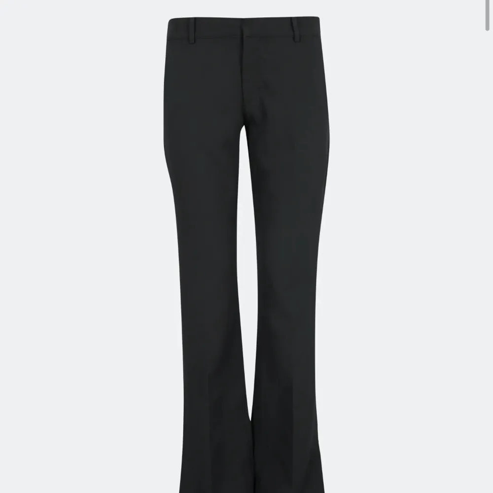 Säljer ett par superfina lågmidjade kostymbyxor från bikbok i modellen Vera. Nyskick endast provade💓Nypris är 499kr.. Jeans & Byxor.