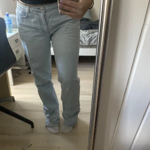 lågmidjade jeans - Skitblåa lågmidjade jeans, köpt secondhand. Storleken är jag lite osäker på men jag brukar ha 36-38 i byxor o jeans o dessa sitter lite löst i midjan. Jag är 167 o dom är lite för långa för mig så de skulle passa tjejer som är 172+☺️