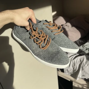 Oanvända fina skor - Inte använd någon gång och det är även anledning jag säljer dem.   Fler frågor eller vill ha fler bilder? Hör av dig!