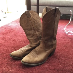 Cowboyboots - Favoriter men säljer pga nytt inköp, passar till allt 
