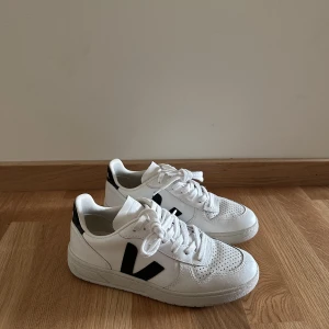 VEJA V-10 LEATHER  - VEJA WMN V-10 LEATHER EXTRA WHITE/BLACK.  Använda några gånger, något dammiga på bild men kan torkas av innan utskick. Lite ”creasing” framtill. Utöver det inget att anmärka på. 