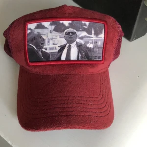 Maggiore keps - Säljer en röd maggiore keps i storlek s3. Sparsamt använd❣️skriv vid funderingar 🌟💗pris kan även diskuteras vid snabbt köp!