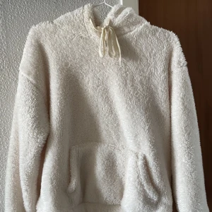 Fluffig Hoddie - Fluffig hoddie perfekt nu till höst/vintern. Köpt förra året men aldrig använt. 