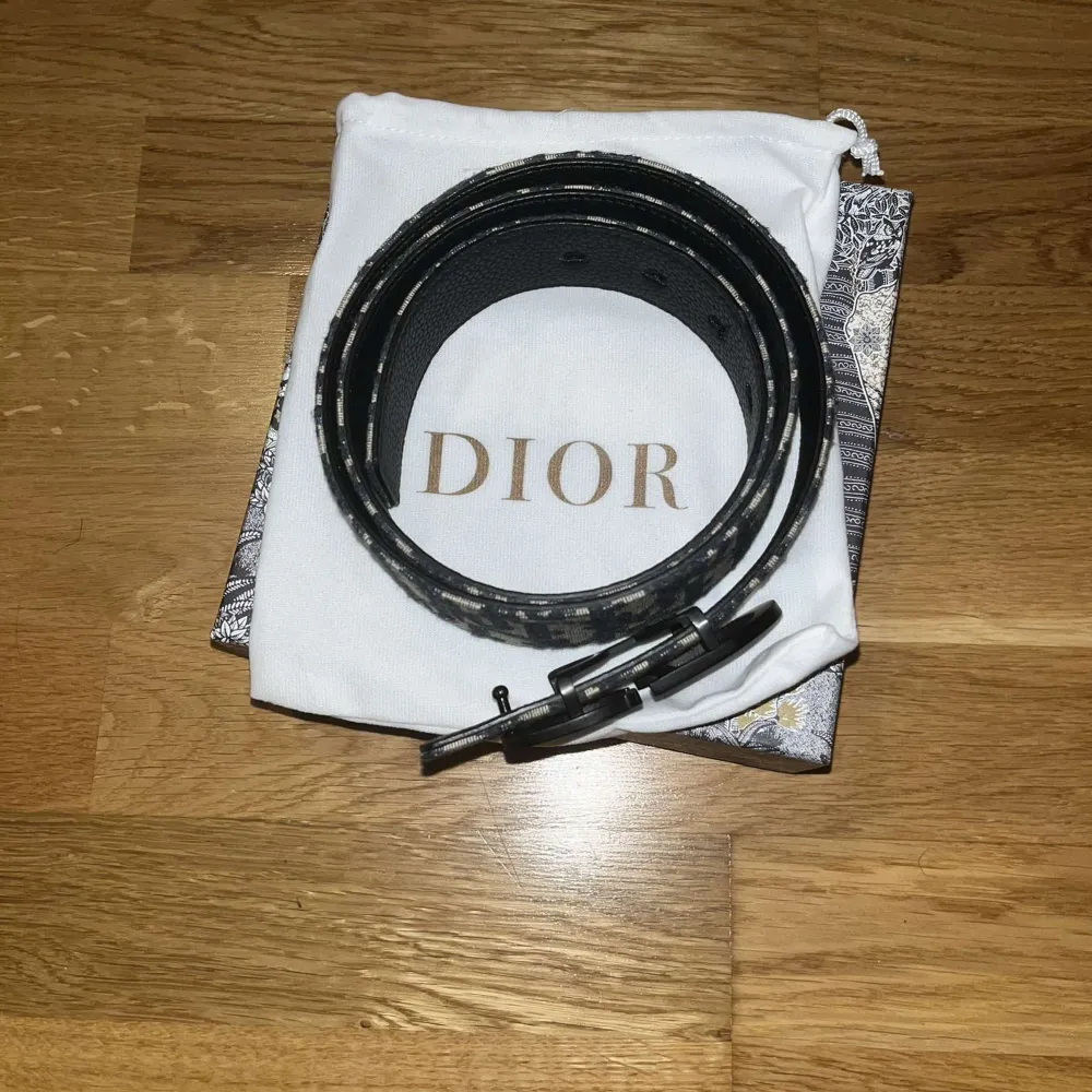 Säljer nu det här dior bältet som inte kommer till användning Skriv för mer frågor. Accessoarer.