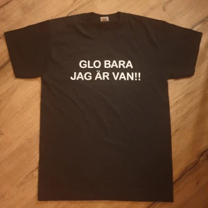 Nu T-shirt citat - Sprillans ny T-shirt från fruit of the loom med citatet "GLO BARA JAG ÄR VAN!!" Skriv gärna vid eventuella frågor😊