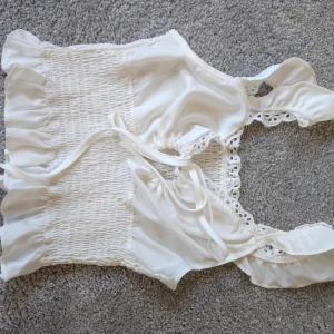 Tröja  - En vit tröja som aldrig är använda. Djurfrit hus 