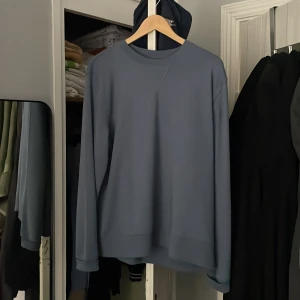Arket sweatshirt  - Helt ny blå arket tröja. Skick 9/10  Ny pris: 500kr