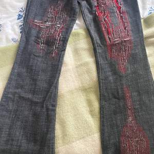 Lågmidjade jeans med hål. Köpte dessa på Humana, men de var liite för små. 
