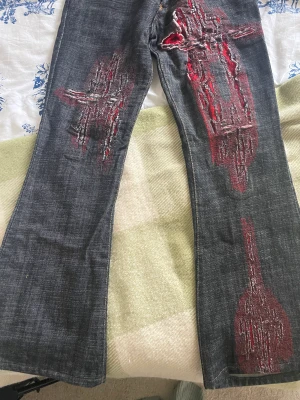 Low waist ripped jeans - Lågmidjade jeans med hål. Köpte dessa på Humana, men de var liite för små. 