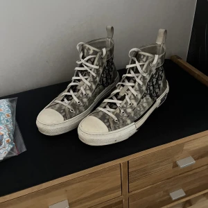 Dior b23  - Säljer nu dessa skit feta dior b23 high top  Skick 7.5/10    Storlek 43  Lös back tab o något märke på cap toen  No og Skorna har väldigt mycket kvar att ge   Kan frakta samt mötas o Göteborg  Skorna är smutsiga på bilden rengör självklart    