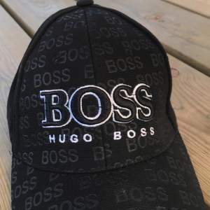Hej! Säljer nu min Hugo boss keps den är använd några gånger 7-10 skick obs! Inte äkta!