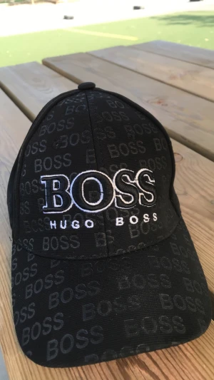 Hugo boss - Hej! Säljer nu min Hugo boss keps den är använd några gånger 7-10 skick obs! Inte äkta!