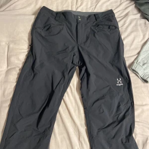 Haglöfs byxor - Inköpta för ungefär 2 år sedan. Skick 7/10 då dragkedjan på högra sidan har gått av. Dom är storlek L men uppsydda, passar mig som är 183 lång.