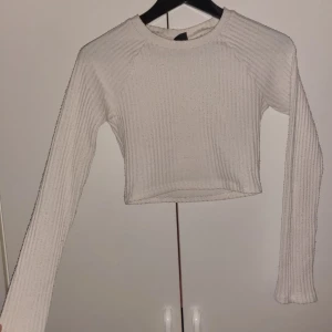 Topp - Super fin vit topp med slits nertill på armarna🦋 Lite nopprig därmed priset