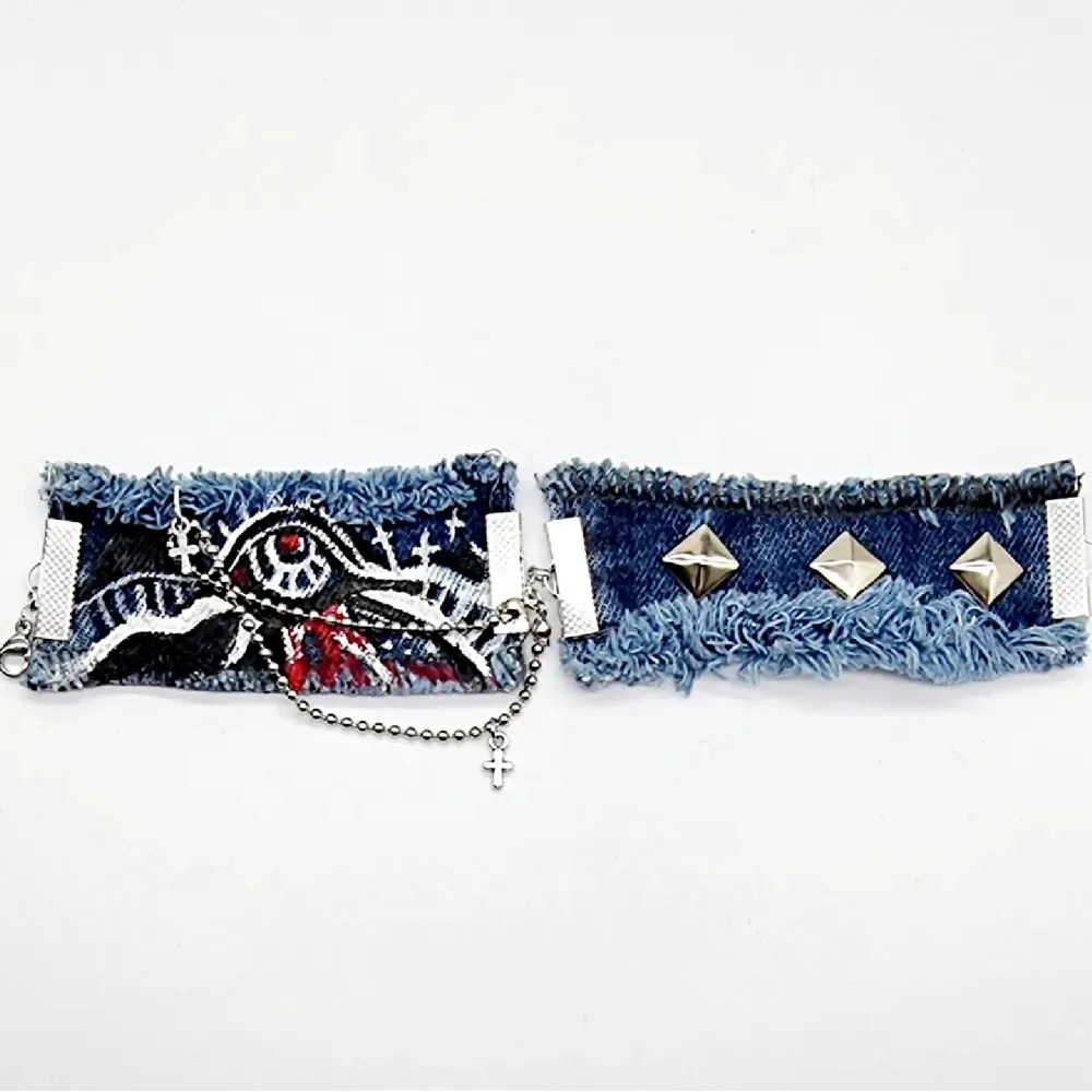 Unikt smycke*Handgjort armband ●Material-textil jeans, zinklegeringar, rostfritt stål. Nickel fri. Armbandslängd: 19,5cm höjd-3,5cm. Accessoarer.
