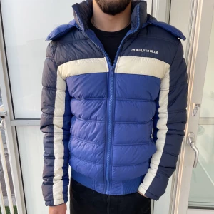 Vinterjacka - Blå vinterjacka från Blend, storlek M! Har en avtagbar luva. ☺️  Just nu bjuder Plick på frakten!