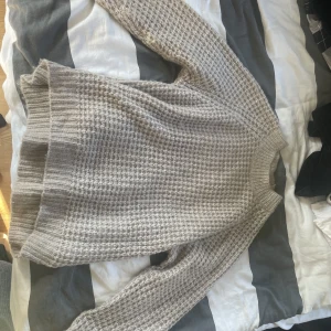 Stickad tröja  - Jag säljer denna stickade tröjan pga. att jag fick 2 st samtidigt och denna är knappast använd.💗