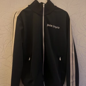 Palm angels  - Hej säljer min Palm angels tröja i nyskick. Finns kvitto, Storlek L, säljs pågrund av att den inte passar mig är 188 cm