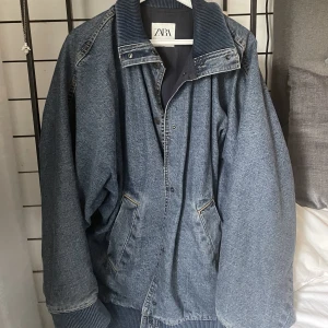 Jeans jacka - Så cool jeans jacka i en bomber liknande modell🤩 inga defekter och i gott skick 