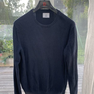 Bläck tröja - En bläcktröja som är för stor för mig. Köpt för 1/2 år sedan och trevlig nu till hösten 🍂 . Frågor och funderingar är de bara att höra av sig :)