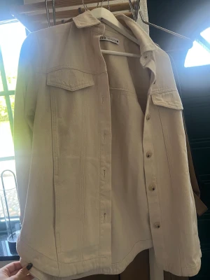 Kortare kappa - En kortare kappa från zara. Väldigt skön men har aldrig kommit till användning för mig. Fint skick och väldigt användbar nu till hösten med en fin stickad tröja under. 