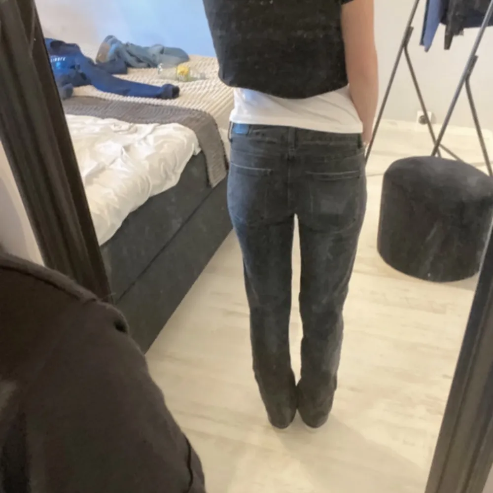 Supersnygga  lågmidjade jeans ifrån STR zalando med en urtvättad svart färg! Jag är 158 men har vikt in jeansen så de skulle passa någon längre . Jeans & Byxor.
