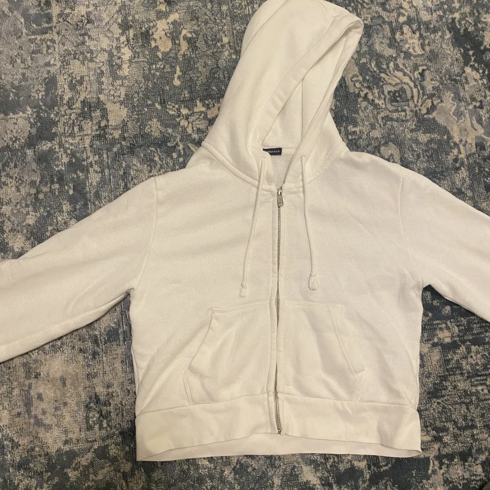 En vit zip up hoodie ifrån Brandy Melville crop. Hoodies.