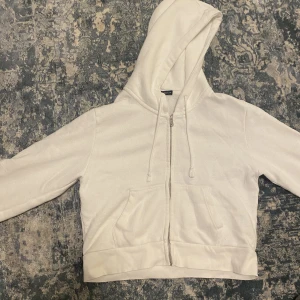 Vit zip up hoodie  - En vit zip up hoodie ifrån Brandy Melville crop