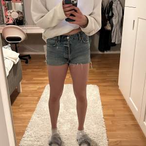 Mid waist snygga shorts från zara i storlek 38, jag är 174 cm lång!