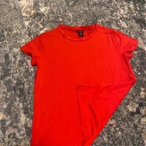 En röd T-shirt ifrån Lindex med lite blusigare material